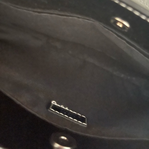 fake leather purse w detachable silver chain - Picture 4 of 4